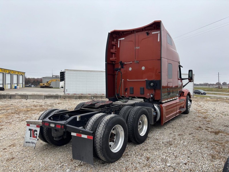 Peterbilt 579 Vehicle Full-screen Gallery Image 04