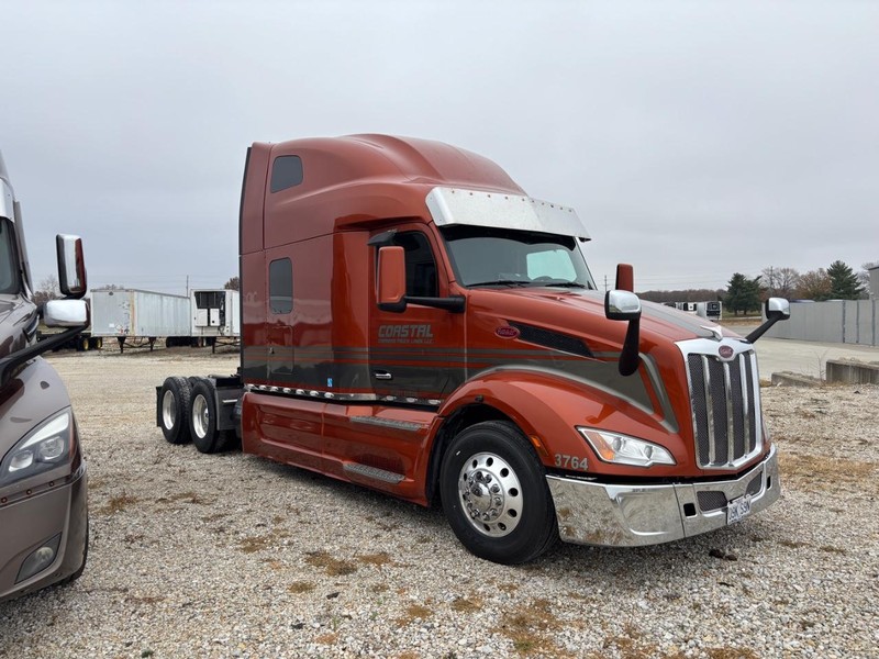 Peterbilt 579 Vehicle Full-screen Gallery Image 05