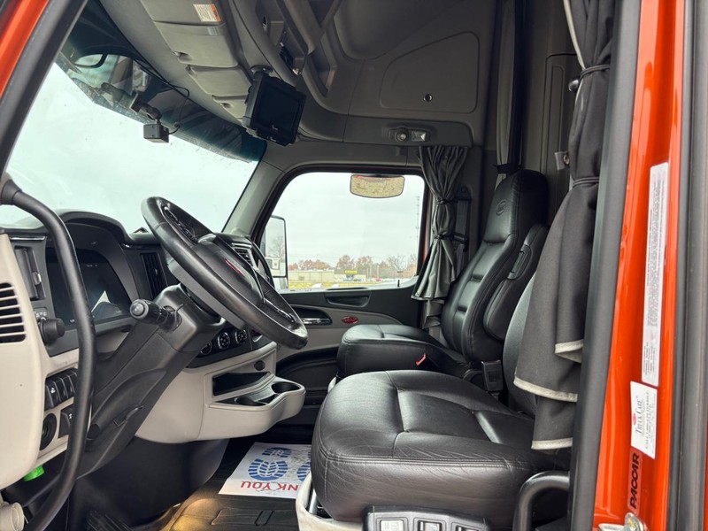 Peterbilt 579 Vehicle Full-screen Gallery Image 06