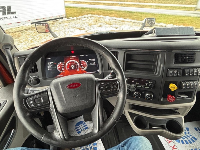 Peterbilt 579 Vehicle Full-screen Gallery Image 07