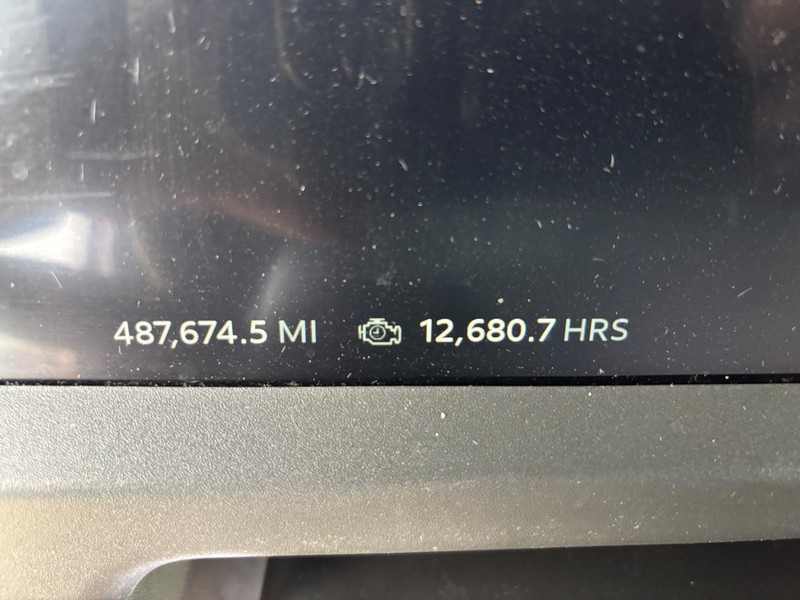 Peterbilt 579 Vehicle Full-screen Gallery Image 08