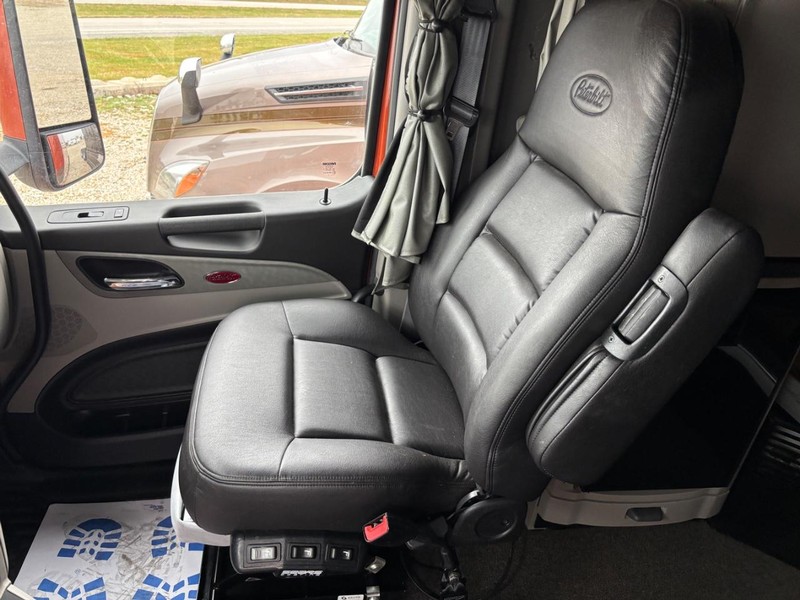 Peterbilt 579 Vehicle Full-screen Gallery Image 09