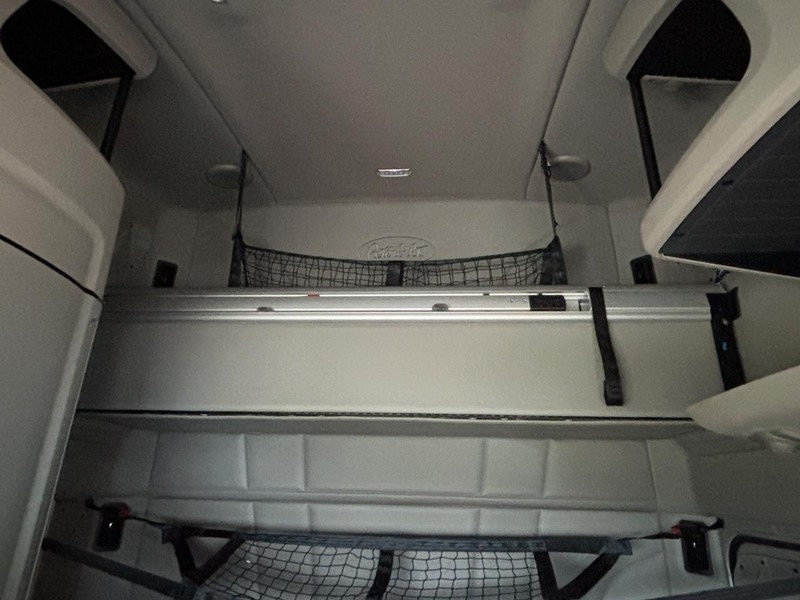 Peterbilt 579 Vehicle Full-screen Gallery Image 11