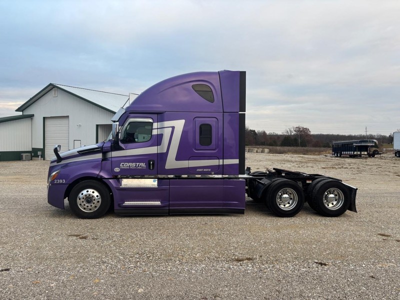 Freightliner CASCADIA Vehicle Full-screen Gallery Image 02