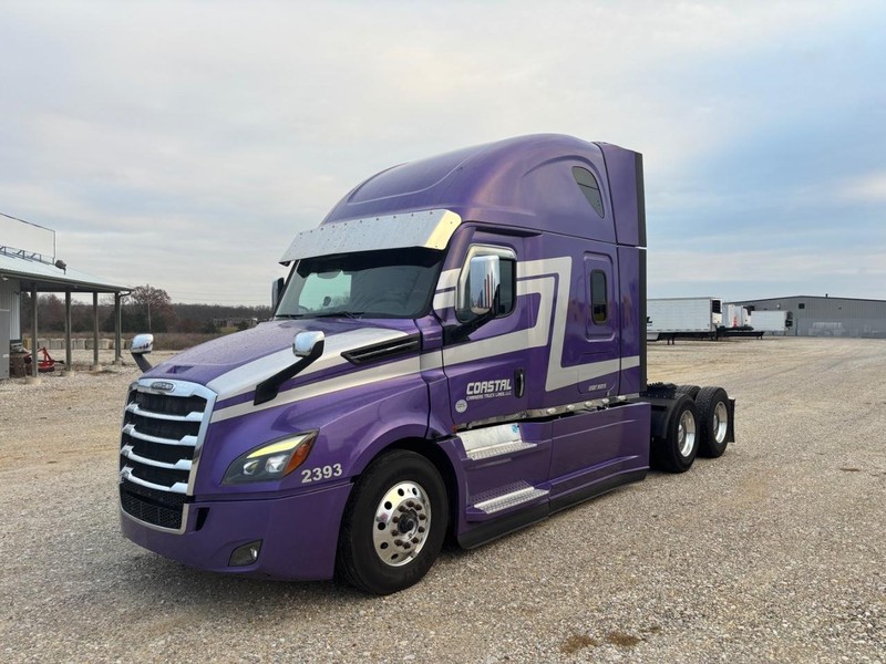 Freightliner CASCADIA Vehicle Full-screen Gallery Image 04