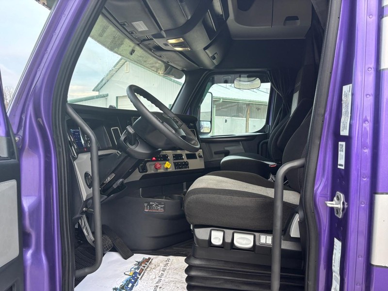 Freightliner CASCADIA Vehicle Full-screen Gallery Image 05