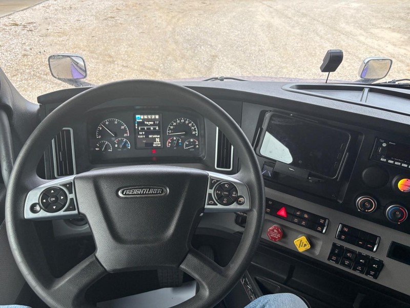 Freightliner CASCADIA Vehicle Full-screen Gallery Image 06
