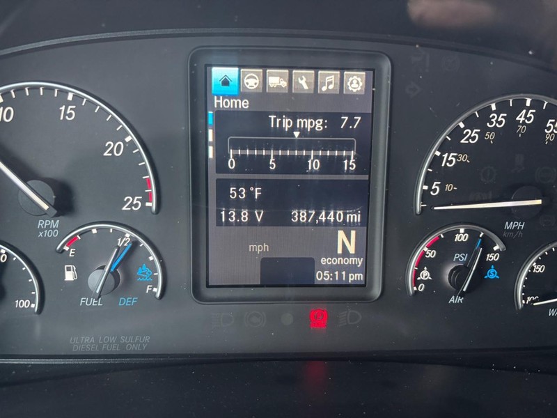 Freightliner CASCADIA Vehicle Full-screen Gallery Image 07