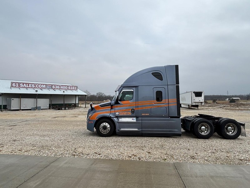 Freightliner CASCADIA Vehicle Full-screen Gallery Image 01