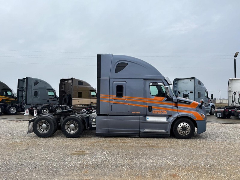 Freightliner CASCADIA Vehicle Full-screen Gallery Image 02