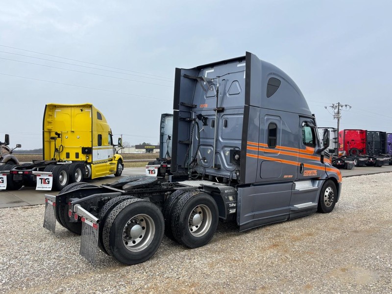Freightliner CASCADIA Vehicle Full-screen Gallery Image 03