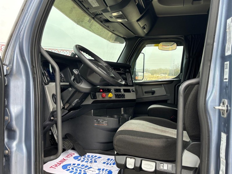 Freightliner CASCADIA Vehicle Full-screen Gallery Image 05