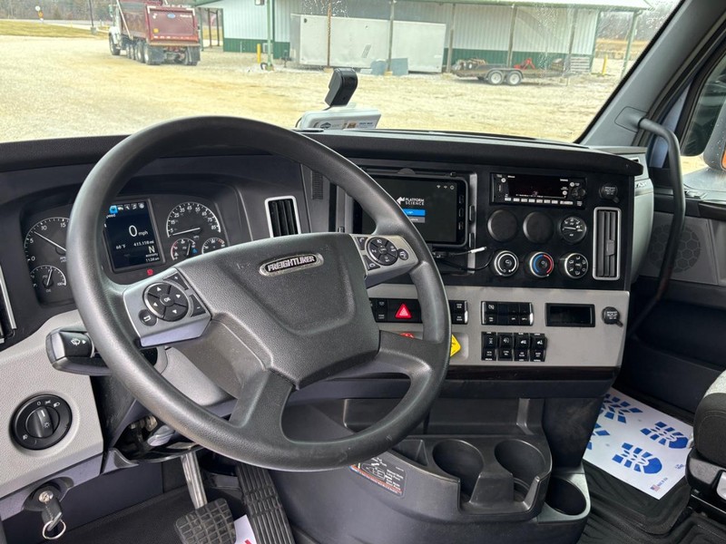 Freightliner CASCADIA Vehicle Full-screen Gallery Image 06