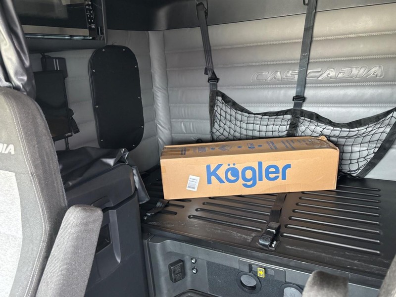 Freightliner CASCADIA Vehicle Full-screen Gallery Image 08