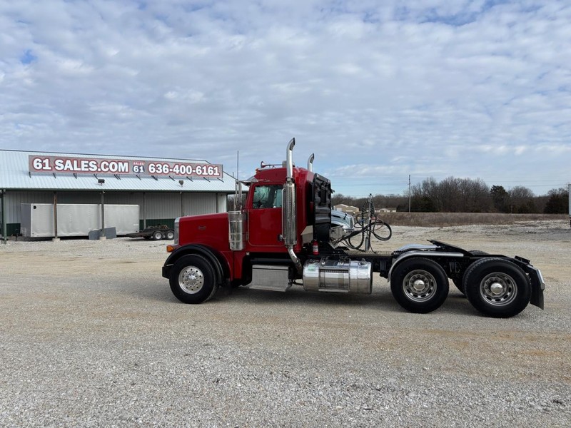 Peterbilt 378 Vehicle Full-screen Gallery Image 01