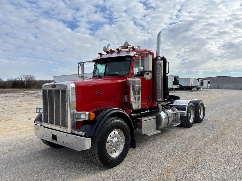 Peterbilt 378 Vehicle Full-screen Gallery Image 02