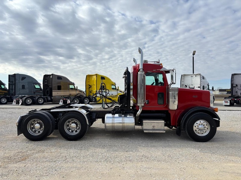 Peterbilt 378 Vehicle Full-screen Gallery Image 04