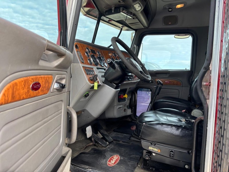 Peterbilt 378 Vehicle Full-screen Gallery Image 12