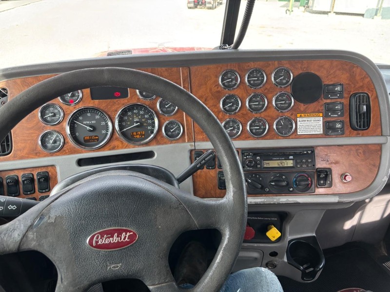 Peterbilt 378 Vehicle Full-screen Gallery Image 14