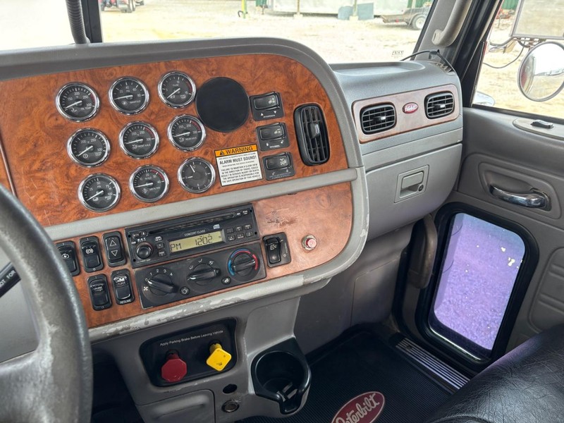 Peterbilt 378 Vehicle Full-screen Gallery Image 16