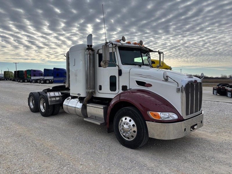Peterbilt 384 Vehicle Full-screen Gallery Image 02