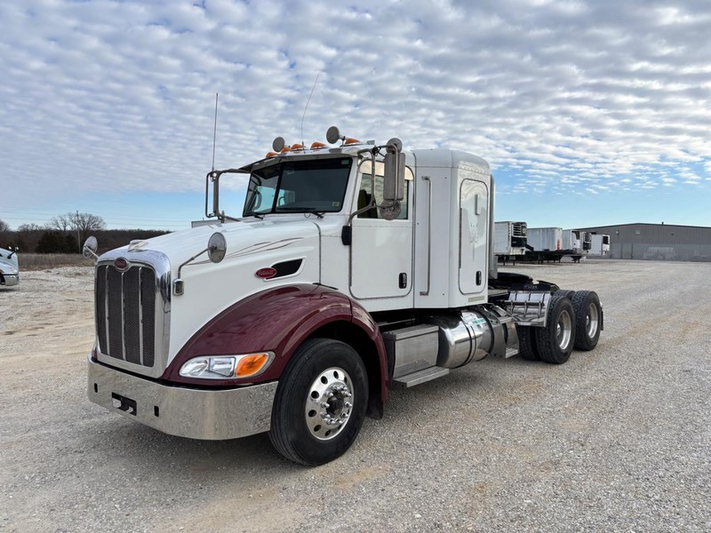Peterbilt 384 Vehicle Full-screen Gallery Image 03