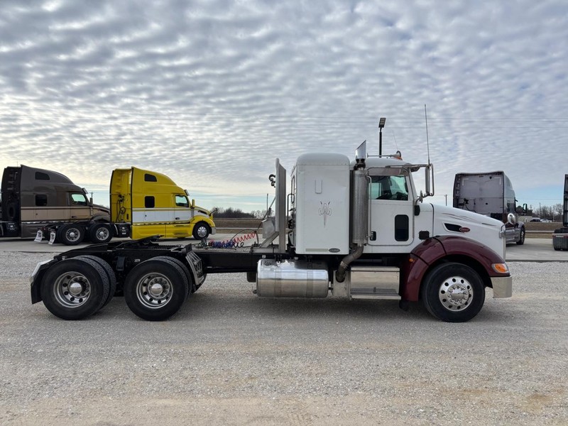 Peterbilt 384 Vehicle Full-screen Gallery Image 04