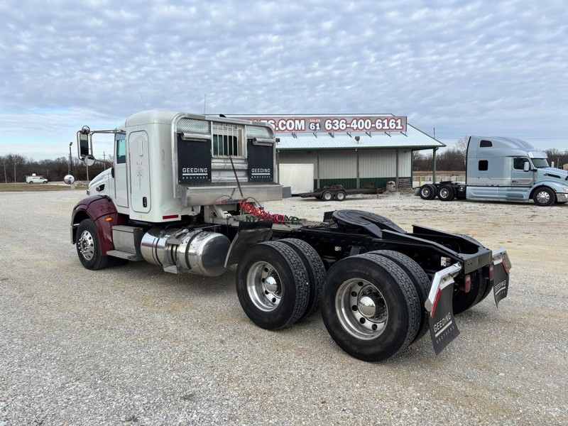 Peterbilt 384 Vehicle Full-screen Gallery Image 05