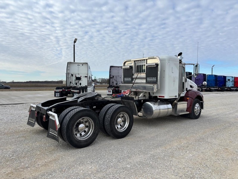 Peterbilt 384 Vehicle Full-screen Gallery Image 06