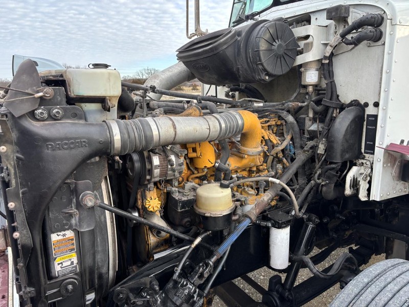 Peterbilt 384 Vehicle Full-screen Gallery Image 07