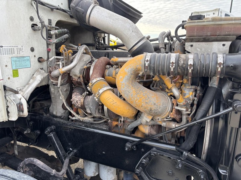 Peterbilt 384 Vehicle Full-screen Gallery Image 08