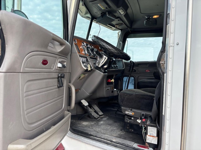 Peterbilt 384 Vehicle Full-screen Gallery Image 10
