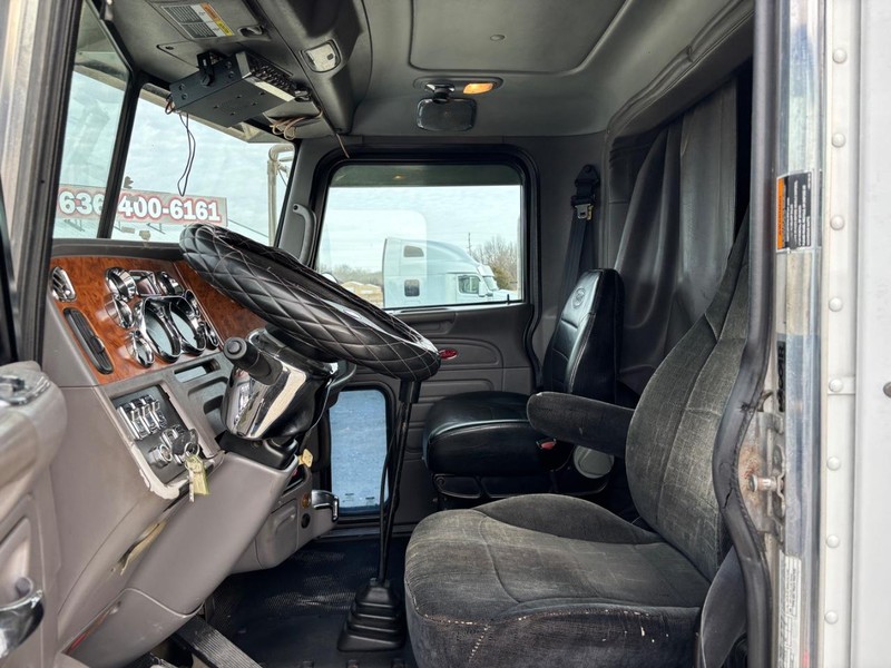 Peterbilt 384 Vehicle Full-screen Gallery Image 11