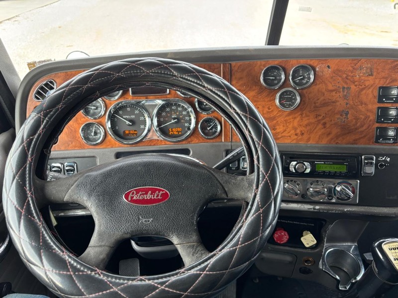 Peterbilt 384 Vehicle Full-screen Gallery Image 12