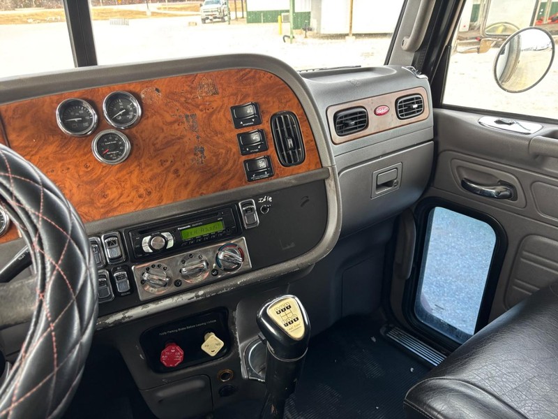 Peterbilt 384 Vehicle Full-screen Gallery Image 14