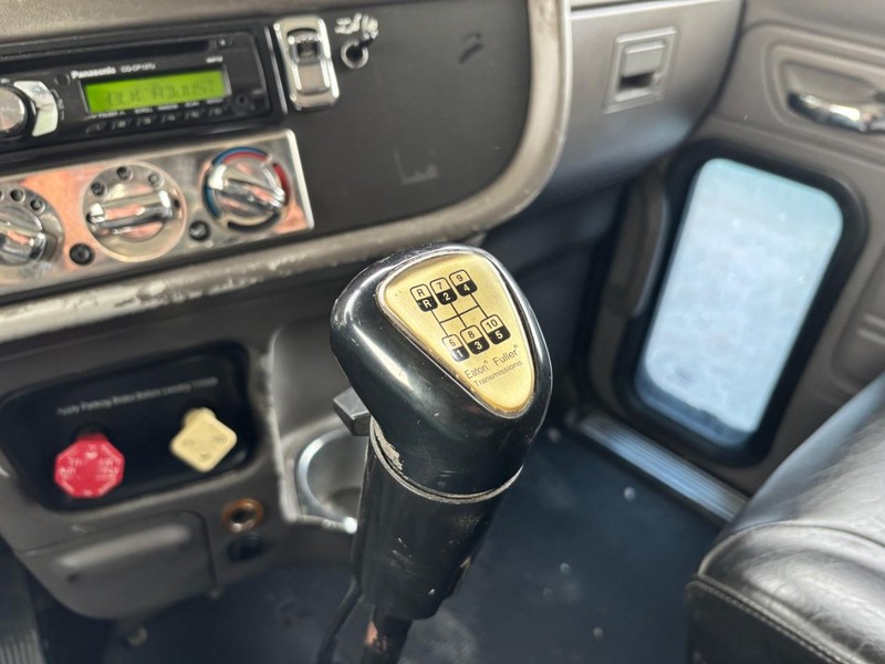 Peterbilt 384 Vehicle Full-screen Gallery Image 15