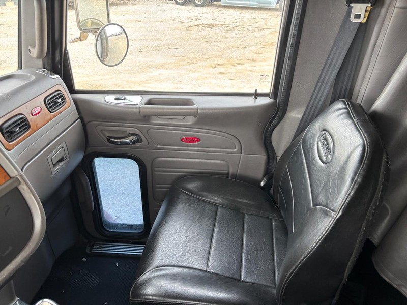 Peterbilt 384 Vehicle Full-screen Gallery Image 16