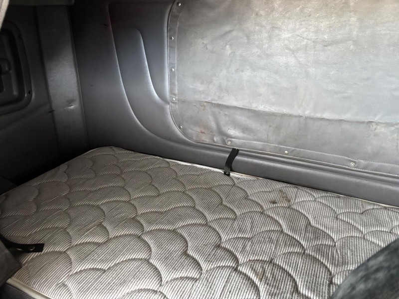 Peterbilt 384 Vehicle Full-screen Gallery Image 17