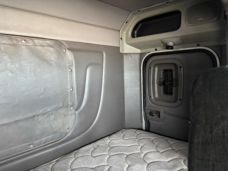 Peterbilt 384 Vehicle Full-screen Gallery Image 18