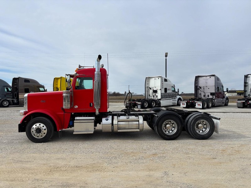 Peterbilt 389 Vehicle Full-screen Gallery Image 02