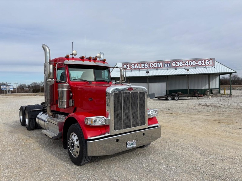 Peterbilt 389 Vehicle Full-screen Gallery Image 03