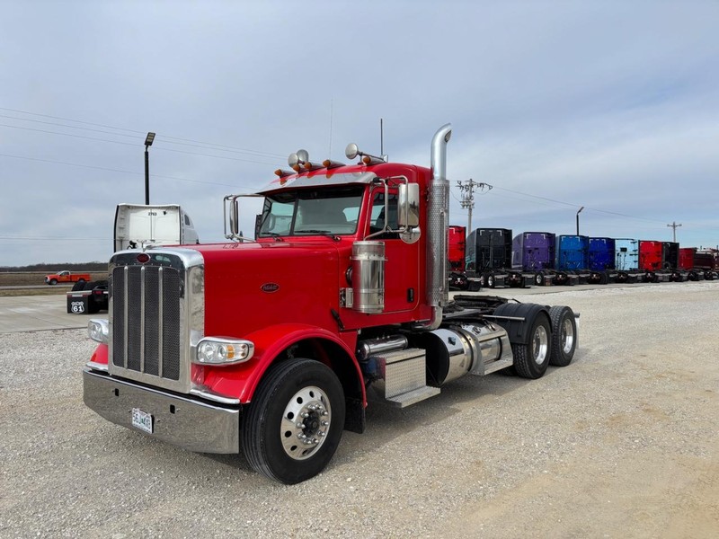 Peterbilt 389 Vehicle Full-screen Gallery Image 04