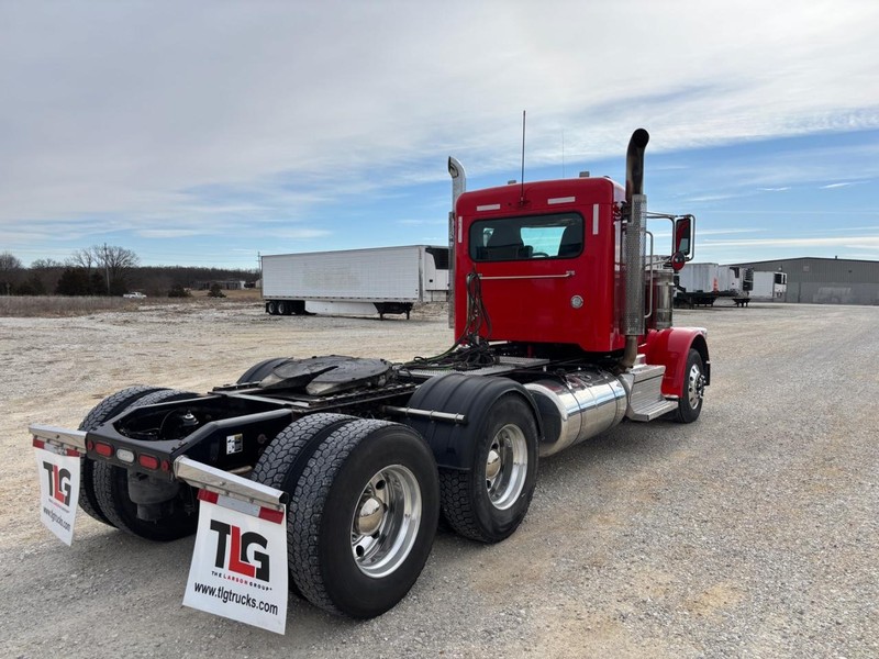 Peterbilt 389 Vehicle Full-screen Gallery Image 05