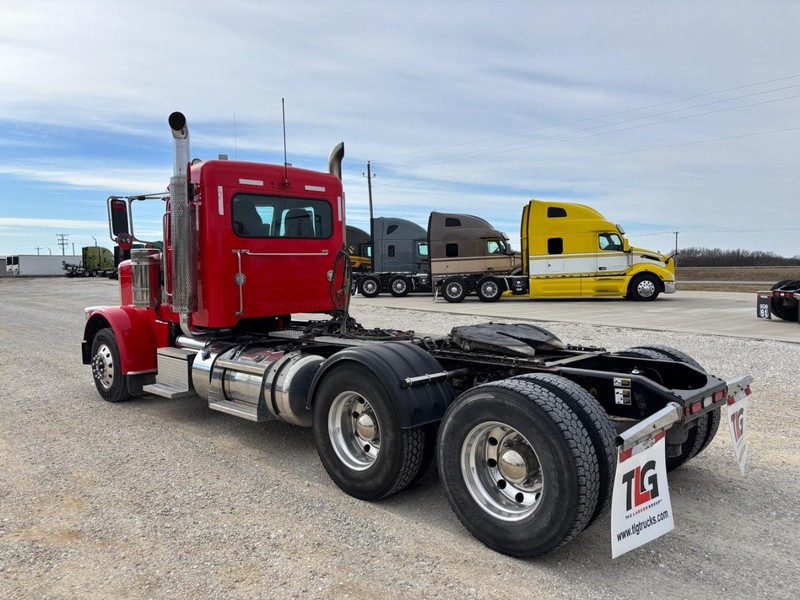 Peterbilt 389 Vehicle Full-screen Gallery Image 06