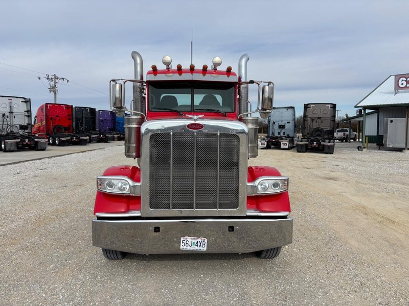Peterbilt 389 Vehicle Full-screen Gallery Image 07