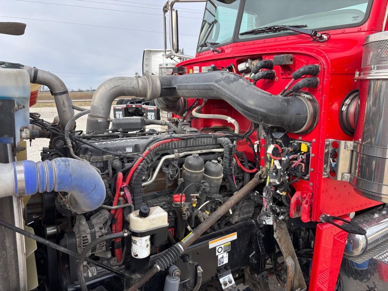 Peterbilt 389 Vehicle Full-screen Gallery Image 08