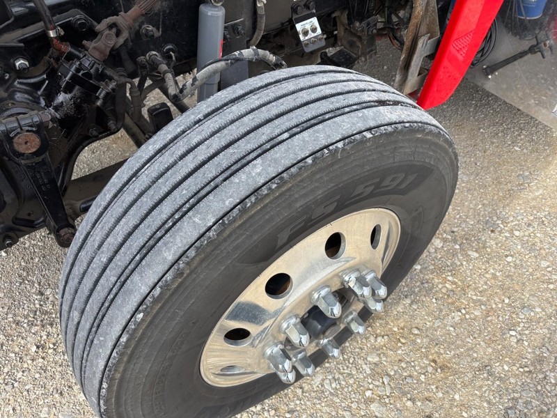 Peterbilt 389 Vehicle Full-screen Gallery Image 10