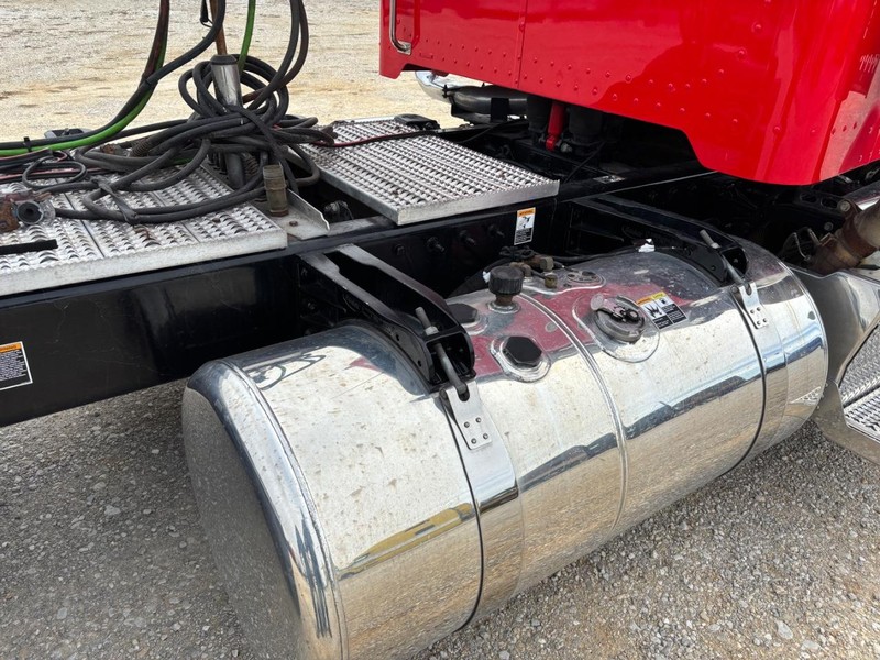 Peterbilt 389 Vehicle Full-screen Gallery Image 11