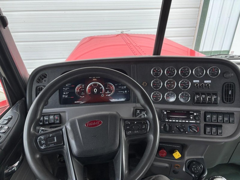Peterbilt 389 Vehicle Full-screen Gallery Image 12