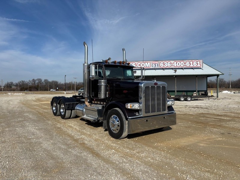 Peterbilt 389 Vehicle Full-screen Gallery Image 02